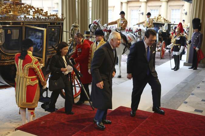 Le roi Charles III arrive, lui aussi, en compagnie du Président Sud-Coréen et de sa femme. 