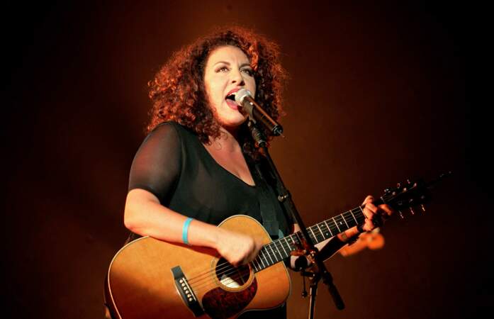 En 2003, la chanteuse se produit à La Cigale à Paris pour son concert Le Caprice de Marianne, interprétant seule à la guitare des compositions originales et des reprises de morceaux pop, rock et jazz.