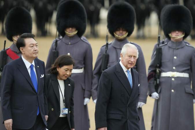 Tout comme le roi Charles III qui a accueilli Yoon Suk Yeol, accompagné de son épouse. 