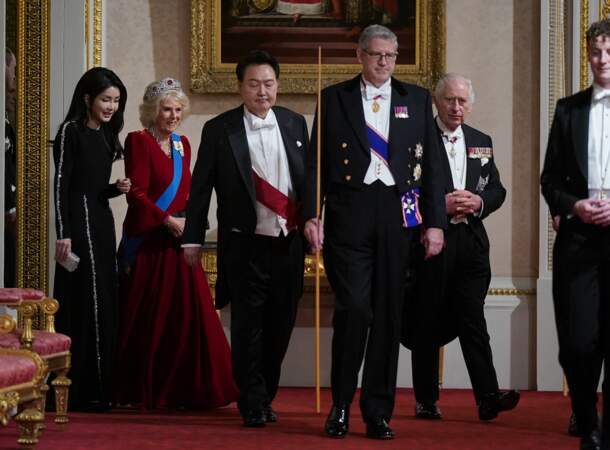 Les membres de la famille royale et leurs invités se dirigent vers les tables.