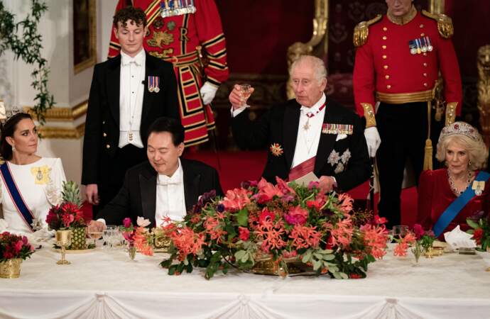 Kate Middleton est assise à côté du président de la Corée du Sud. Le roi Charles III et son épouse se trouvent à sa gauche.