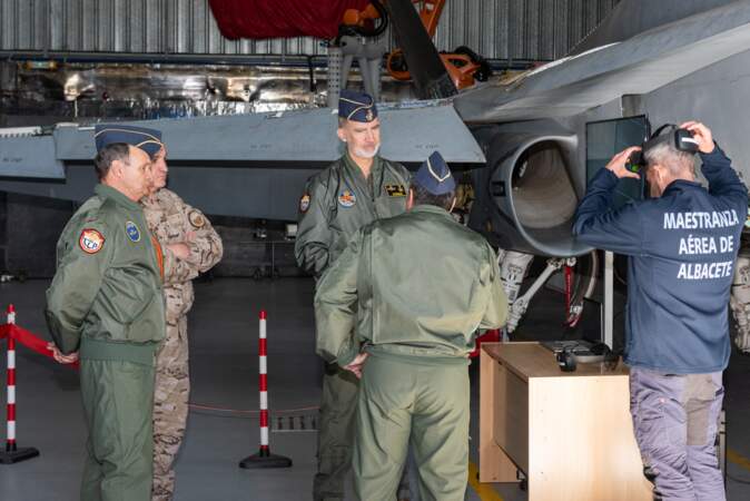 Le roi Felipe VI d'Espagne visite les hangars de la base aérienne de Los Llanos à Albacete