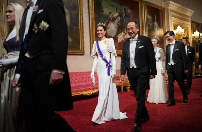 Un dîner d'État a été organisé par la famille royale au palais de Buckingham dans le cadre de la visite officielle de Yoon Suk Yeol, le président de la Corée du Sud et sa femme Kim Keon Hee.
Kate Middleton était resplendissante.
