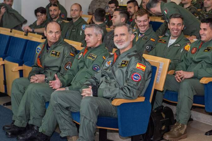 Le roi Felipe VI assiste à une conférence dans lequel lui et les autres soldats vont découvrir certaines nouvelles technologies