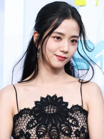 En parallèle de sa carrière de chanteuse, Jisoo est également actrice. 
En 2021, elle a tenu le rôle principal dans la série Snowdrop produite par JTBC1