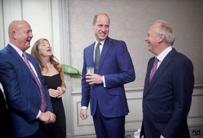 Le Prince de Galles s'entretient avec les invités, dont le directeur général de Tusk Charles Mayhew, lors de la 11e cérémonie annuelle des Tusk Conservation Awards.