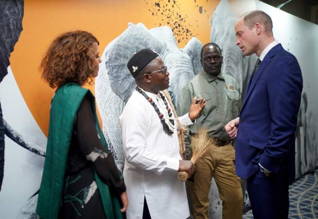 Le Prince de Galles s'entretient avec les lauréats, dont le Dr Ekwoge Abwe du Cameroun, lors de la 11e édition des Tusk Conservation Awards.