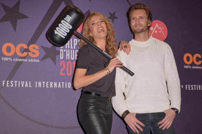 Elodie Fontan et Philippe Lacheau s'amusent lors la projection du film Nicky Larson lors du 22e Festival du film de comédie de L'Alpe d'Huez.