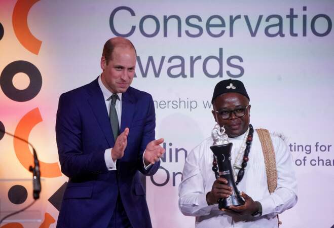 Le Prince de Galles remet au Dr Ekwoge Abwe du Cameroun, le Prix pour la conservation en Afrique 2023, lors de la 11e édition annuelle des Tusk Conservation Awards.