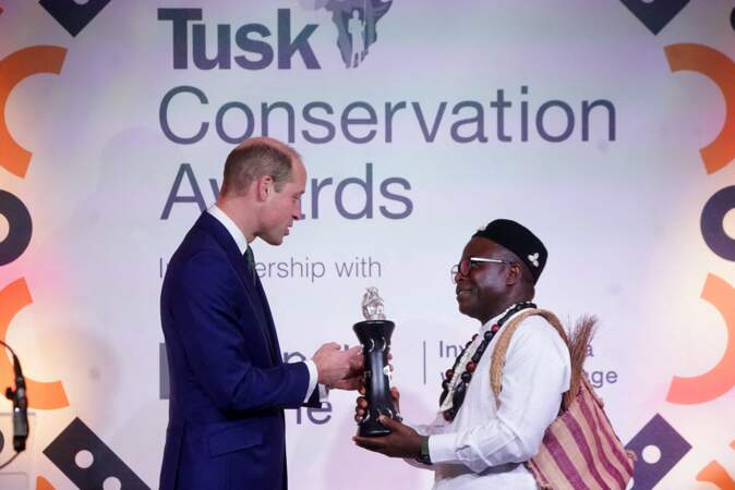 Le Prince de Galles remet au Dr Ekwoge Abwe du Cameroun, le Prix pour la conservation en Afrique 2023, lors de la 11e édition annuelle des Tusk Conservation Awards.