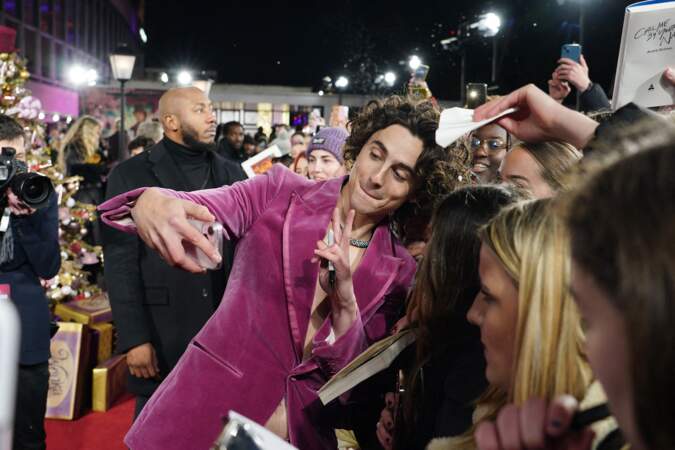 Timothée Chalamet prend des selfies avec des fans alors qu'il arrive à la première mondiale de Wonka au Royal Festival Hall.