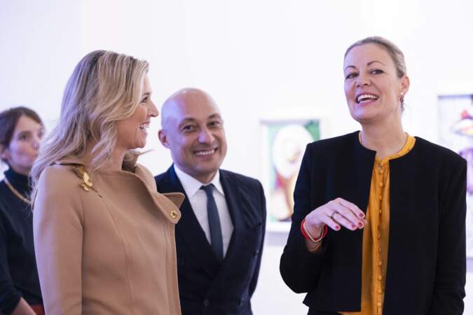 La reine Máxima des Pays-Bas, aux côtés de Viviane Sassen et Arnaud Ngatcha, l'adjoint à la Maire de Paris en charge des relations internationales et de la francophonie.