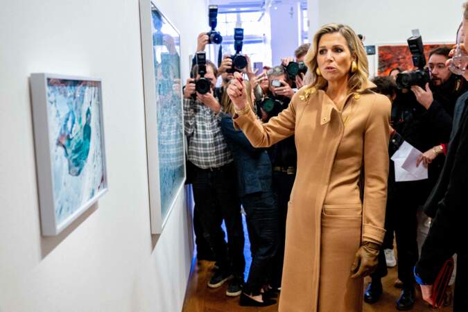 La reine Máxima entourée de plusieurs photographes lors de sa visite à la Maison européenne de la photographie.
