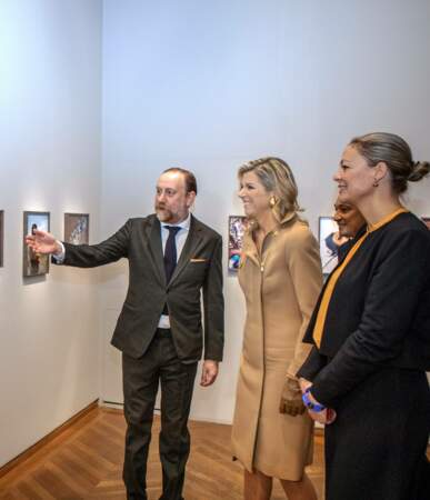 Ce mercredi 29 novembre, la Reine á a visité l'exposition mettant en avant les œuvres de Viviane Sassen à la Maison européenne de la photographie à Paris.
