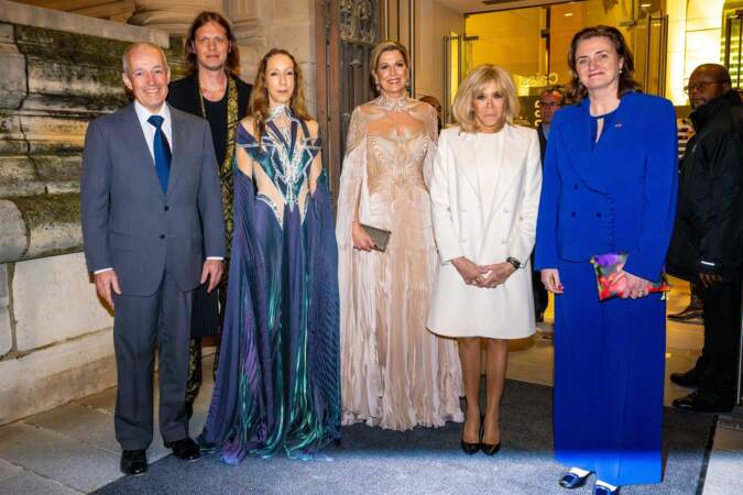 La reine Máxima des Pays-Bas et la Première Dame française Brigitte Macron lors de l'ouverture de l'exposition Sculpter les sens d'Iris van Herpen.