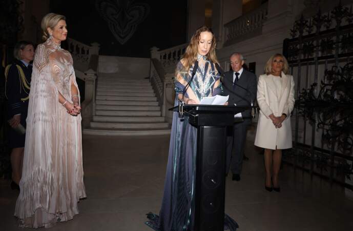 La reine Máxima des Pays-Bas et la Première Dame française Brigitte Macron lors de l'ouverture de l'exposition Sculpter les sens d'Iris van Herpen.