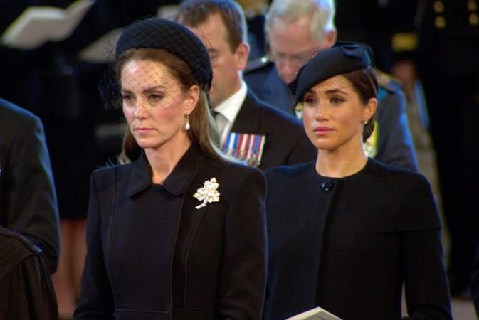 Il décrit une Kate Middleton moqueuse envers sa belle-sœur, Meghan Markle, frémissant et gloussant lorsque le nom de la duchesse de Sussex est évoqué. 