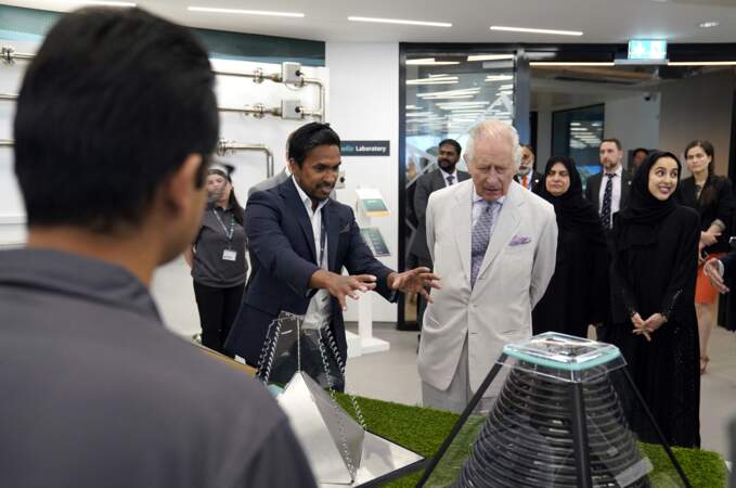 Le roi Charles III d'Angleterre, rencontre des étudiants sur le campus de Dubaï de l'Université Heriot-Watt, en présence de D.Cameron, Secrétaire d'Etat des Affaires étrangères, en marge de la Cop28, le 30 novembre 2023.