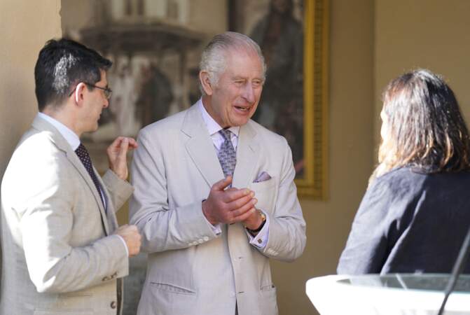 Le roi Charles III d'Angleterre, rencontre des étudiants sur le campus de Dubaï de l'Université Heriot-Watt, en présence de D.Cameron, Secrétaire d'Etat des Affaires étrangères, en marge de la Cop28, le 30 novembre 2023.