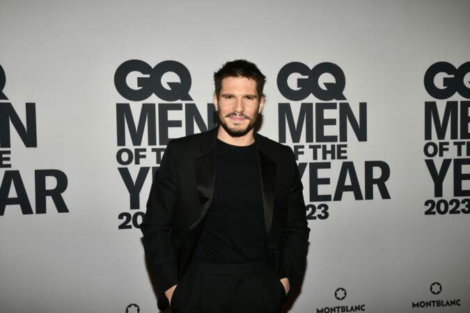 L'acteur François Civil, lors de son arrivée au Shangri-La Hotel, le 30 novembre 2023, lors de l'évènement GQ Men of the Year Awards 2023. 