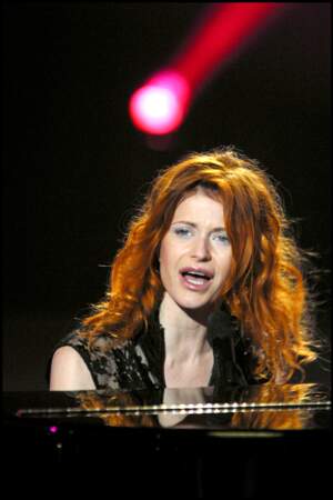 En 2002, elle gagne le Ifpi Platinum Europe Awards pour le million d'exemplaires vendus de son album À tâtons. Elle a 34 ans