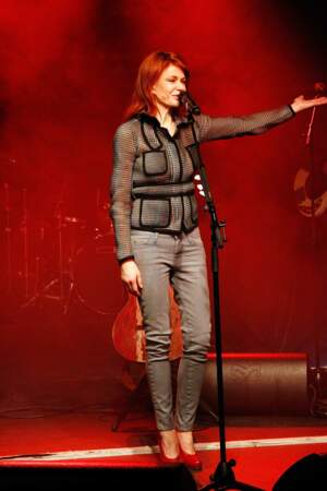 En 2013, Axelle Red présente au public son 8ème album Rouge ardent. Elle a 45 ans