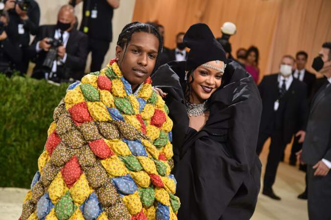 Ce n'est qu'en 2021 qu'ASAP Rocky dévoile être en couple avec Rihanna dans une interview accordée au magazine GQ. Sur la photo, on les retrouve ensemble lors de la soirée d'ouverture d'In America: A Lexicon of Fashion à New York en 2021