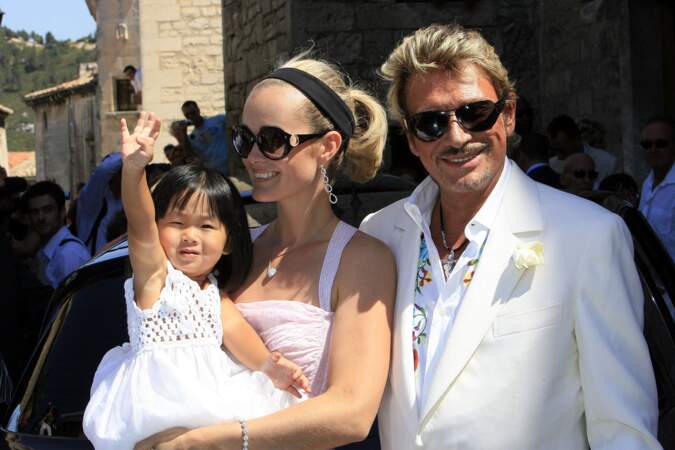 La petite fille est adoptée par Laeticia et Johnny Hallyday en novembre 2004. Elle est la filleule de l'acteur Jean Reno et de Marie Poniatowski.