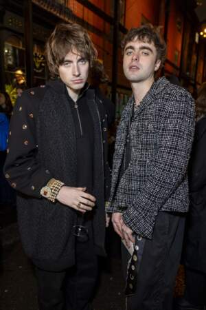Les deux fils de Liam Gallagher,  Gene et Lennon Gallagher, posent ensemble au défilé Chanel Métiers d'Art, ce jeudi 7 décembre 2023, à Manchester. 