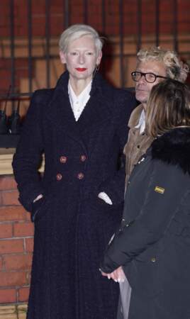 Tilda Swinton quitte l'after party du défilé Chanel Métiers d'Art au Victoria Baths à Manchester, le jeudi 7 décembre 2023. 