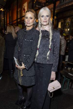 L'actrice américaine Laura Bailey et la mannequin Kristen McMenamy posent ensemble au défilé Chanel.