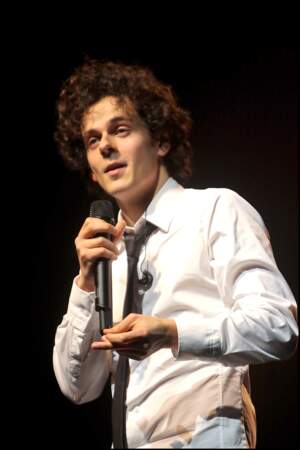 En 2002 et 2003, il participe à l'émission Les Coups d'humour de TF1 et fait le 90 minutes pour rire à Bercy avec Anthony Kavanagh, Maxime et Bruno Salomone. 
Il interrompt sa première année de droit (via le CNED), lorsqu'il obtient un contrat au Vingtième Théâtre.
Sur la photo en 2009, il a 25 ans.