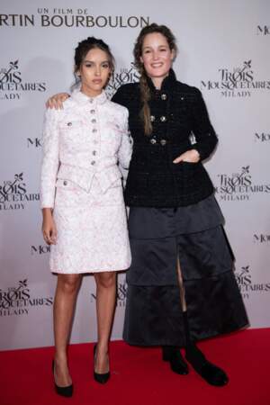 Lyna Khoudri (Constance Bonacieux) et Vicky Krieps (Anne d'Autriche) à la première du film Les Trois Mousquetaires : Milady.