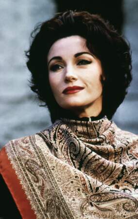 La comédienne remporte un Emmy Award pour son interprétation de Maria Callas dans le téléfilm "Onassis: The Richest Man in the World" en 1988.