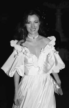 Jane Seymour décroche son premier grand rôle à la télévision dans la série à succès "The Onedin Line", établissant sa présence dans le paysage télévisuel britannique.