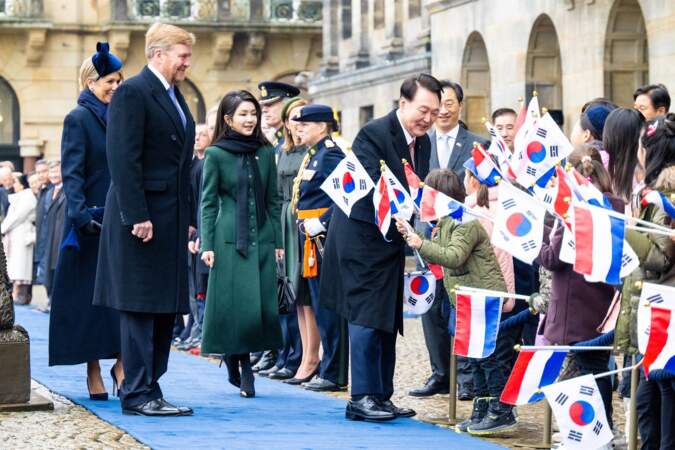 Le roi Willem-Alexander et la reine Maxima des Pays-Bas accueillent Yoon Suk-Yeol, le président de Corée du Sud, et sa femme Kim Keon-Hee à Amsterdam lors de leur visite officielle.