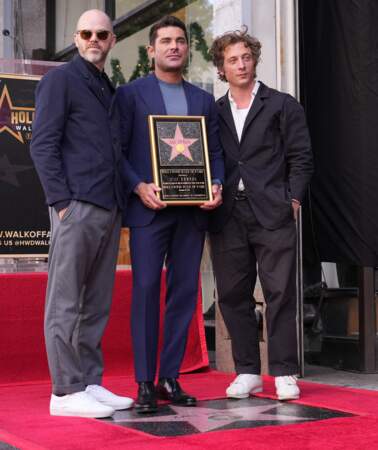 Sean Durkin, Zac Efron et Jeremy Allen White lors de la cérémonie de remise d'une étoile à Zac Efron sur le Hollywood Walk Of Fame. 