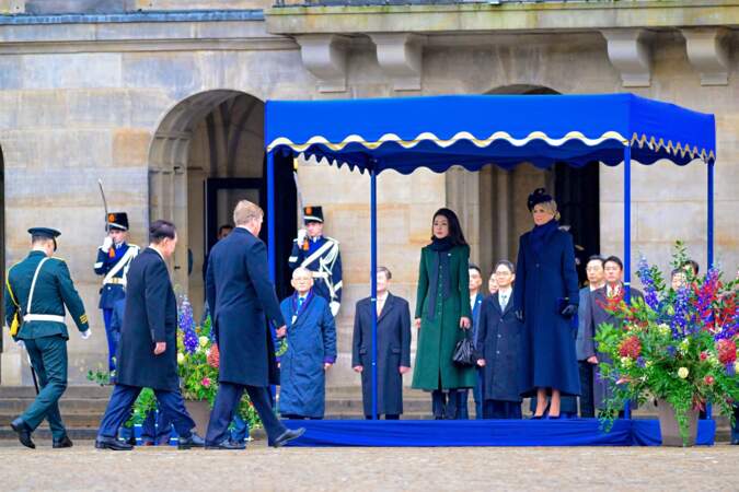Après les traditionnels échanges bilatéraux et la signature du livre d’honneur, le roi Willem-Alexander avait prévu un déjeuner partagé en privé avec le couple présidentiel.