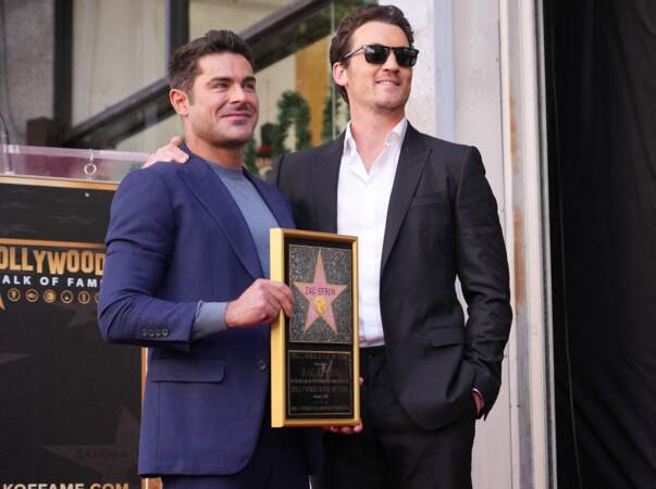 Zac Efron et Miles Teller lors de la cérémonie de remise d'une étoile à Zac Efron sur le Hollywood Walk Of Fame. 