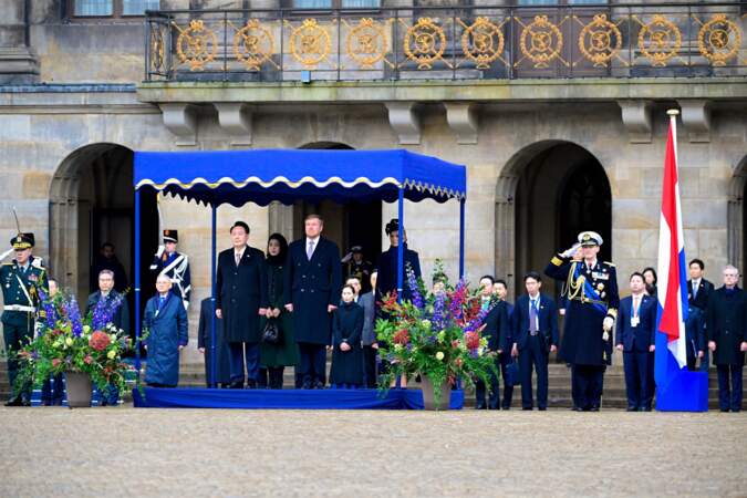 Le roi Willem-Alexander a accueilli le président Yoon Suk-yeal devant le Palais royal, sur la place du Dam d’Amsterdam. Un détachement musical de la Marine royale néerlandaise a interprété les deux hymnes nationaux. Le roi et le président ont ensuite passé en revue les troupes.