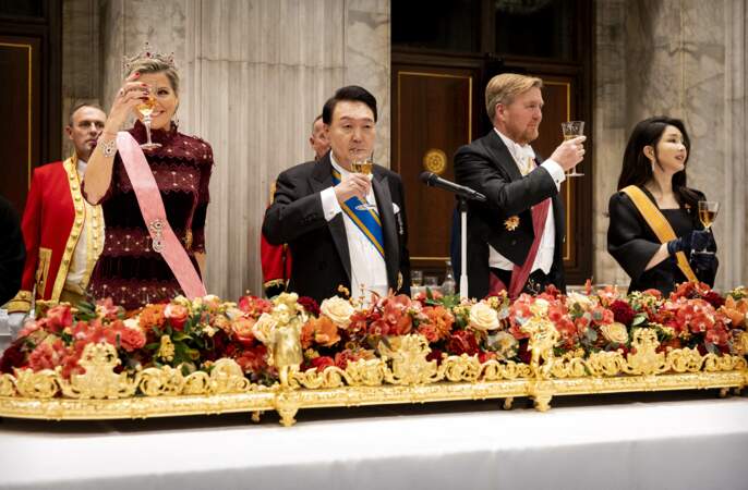 La première dame Kim Keon Hee, le président de la République de Corée Yoon Suk Yeol, le roi Willem-Alexander et la reine Maxima des Pays-Bas lors d'un banquet d'État au Palais royal.