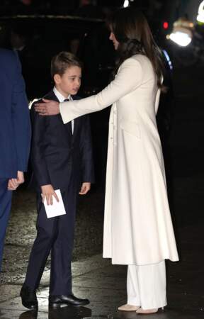 Kate Middleton réalise les dernières retouches du costume du prince George avant l'événement