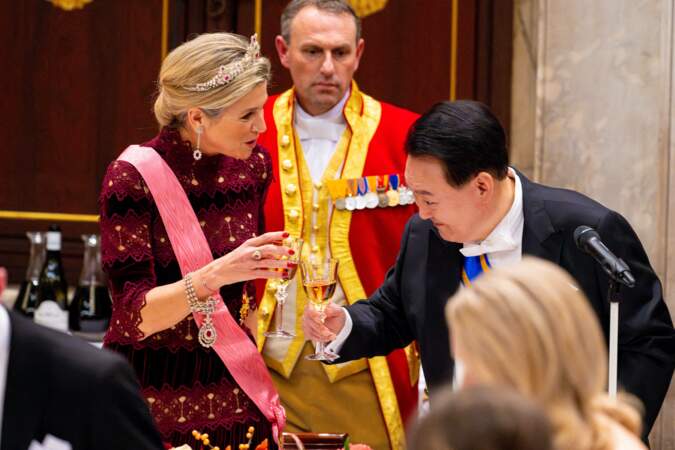 La reine Maxima et le président de la Corée, Yoon Suk Yeol, trinquent lors du banquet d'État.
