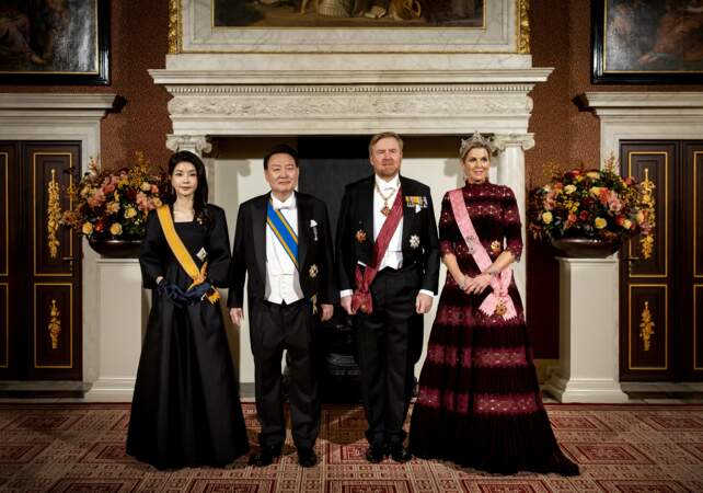 La première dame Kim Keon Hee, le président de la République de Corée Yoon Suk Yeol, le roi Willem-Alexander et la reine Maxima lors d'un banquet d'État.