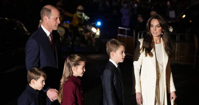 Depuis trois ans, la famille royale d'Angleterre se rend au traditionnel concert de Noël "Together At Christmas" à l'abbaye de Westminster à Londres. Le prince William, prince de Galles, Kate Middleton, princesse de Galles, et leurs enfants le prince George de Galles, la princesse Charlotte de Galles et Le prince Louis de Galles sont présents pour l'occasion
