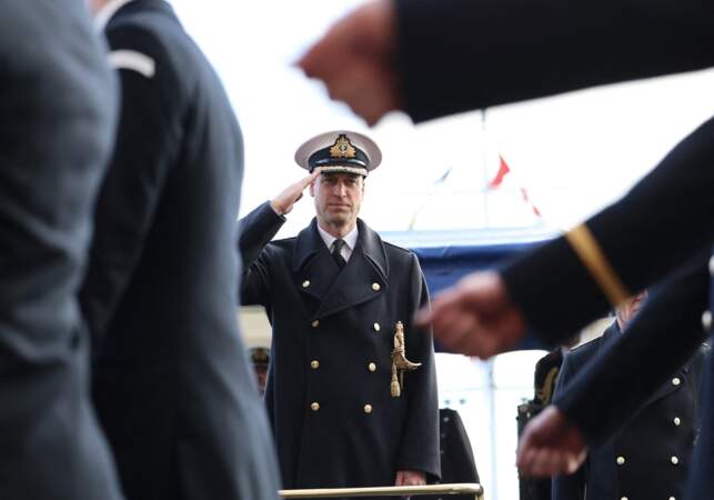 Le prince William de Galles salue les soldats lors de sa visite au Lord High Admiral au Britannia Royal Naval College à Dartmouth