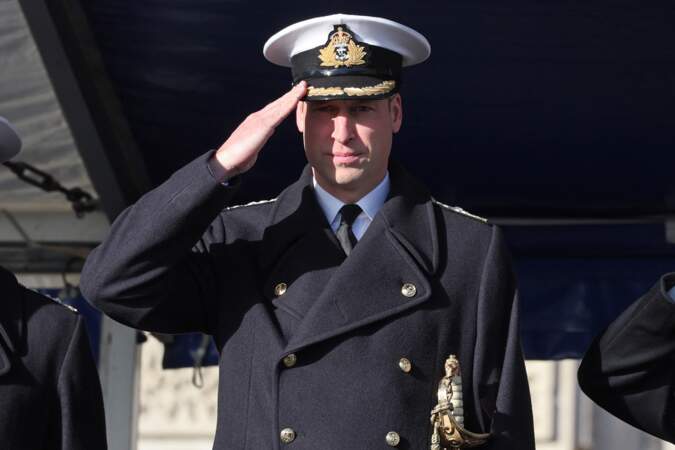 Le prince William de Galles a présidé un défilé à l'école de formation des officiers de la Royal Navy dans le Devon