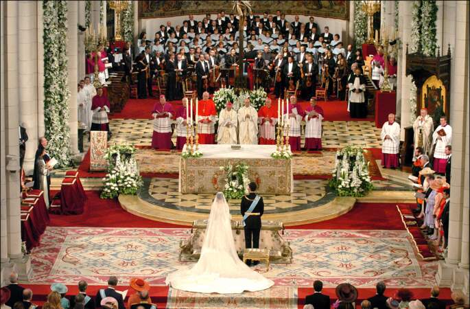 Un an et demi après leur première rencontre, le couple s'unit devant Dieu et 1 600 invités, le 26 avril 2004 dans la cathédrale Santa Maria de la Almudena.