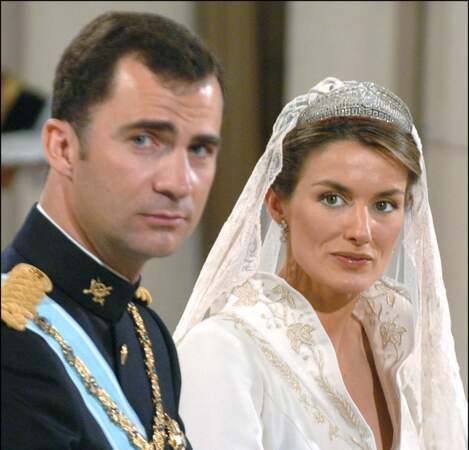 Alors, quand le 5 octobre 2003 Felipe vient trouver le roi Juan Carlos et la reine Sophie pour leur annoncer que Letizia serait son épouse, eux tombent de haut. Puis acceptent.
