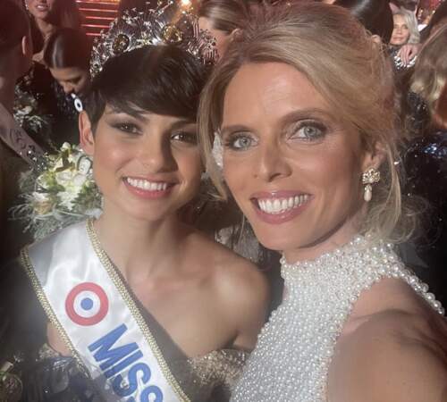 Présidente du jury, Sylvie Tellier s'est empressée de prendre un selfie avec la nouvelle Miss France
